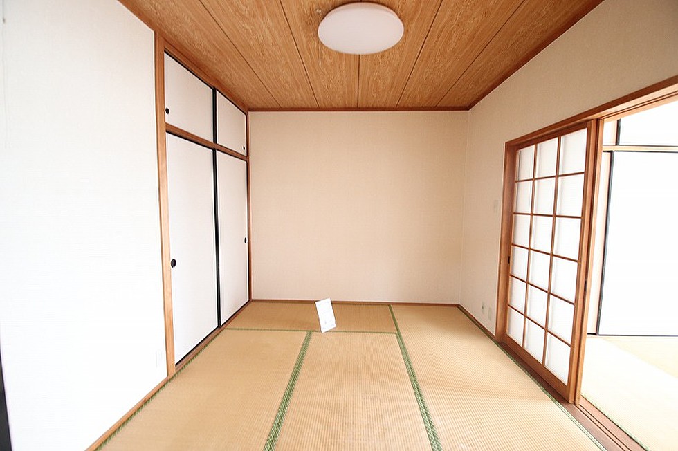 居室・リビング　和室ならではの温かな和の空間で寛ぎの時間を過ごせます