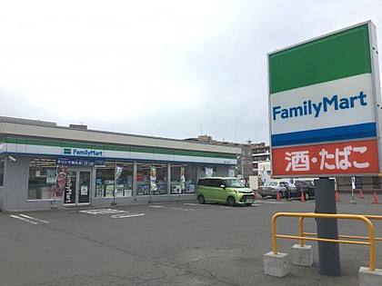 コンビニ　ファミリーマート（コンビニ）まで495m