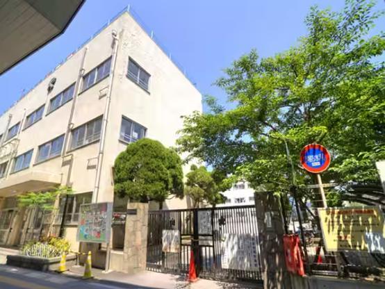 小学校　荒川区立赤土小学校（小学校）まで180m