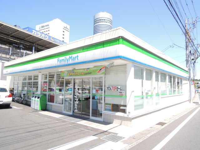 コンビニ　ファミリーマート（コンビニ）まで820m