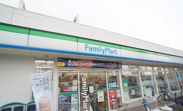 コンビニ　ファミリーマート（コンビニ）まで850m