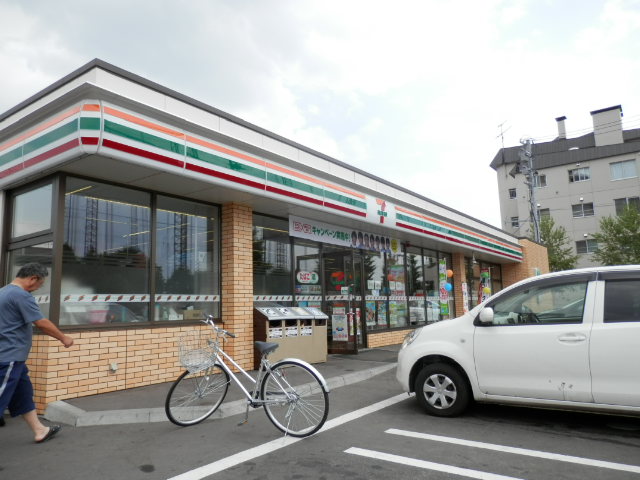 コンビニ　セブンイレブン（コンビニ）まで546m