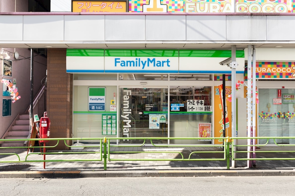 コンビニ　ファミリーマート 西荻窪駅南店（コンビニ）まで268m