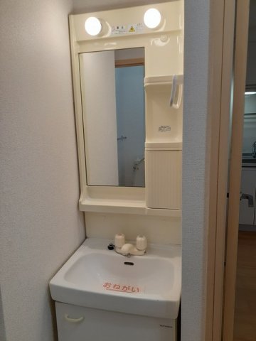 洗面設備　ゆったりとスペースのある洗面所