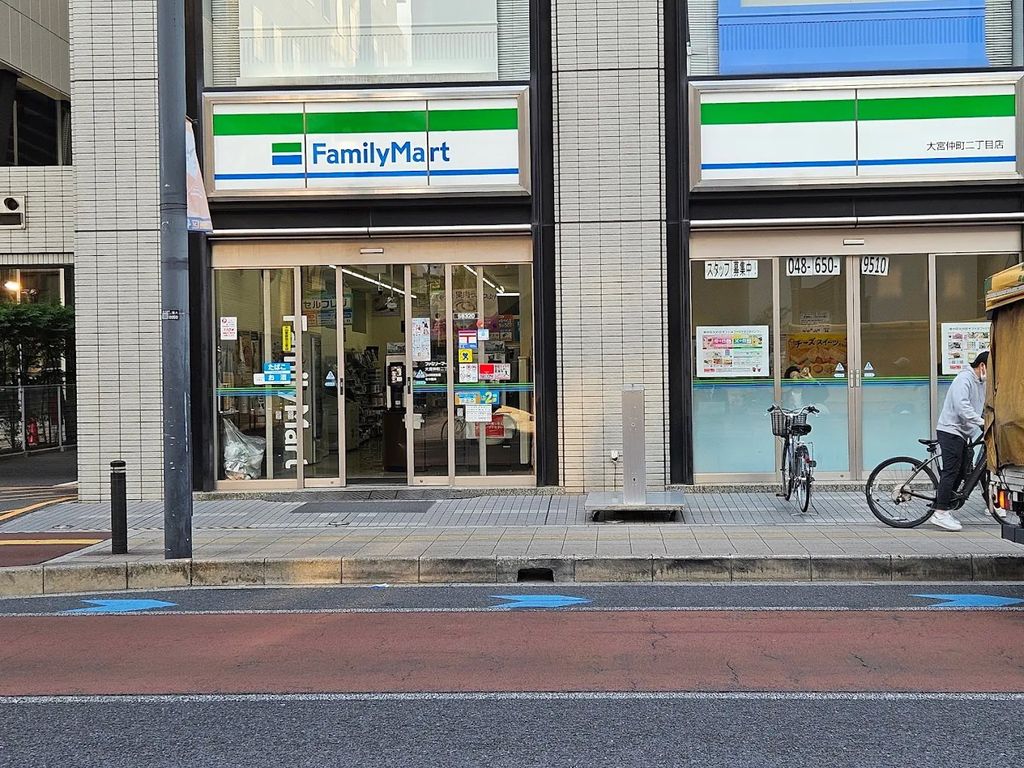 コンビニ　ファミリーマート大宮仲町二丁目店（コンビニ）まで80m