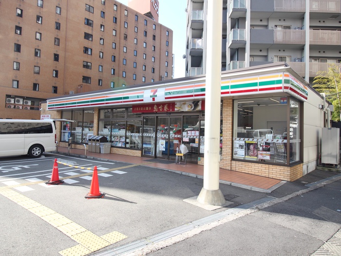 コンビニ　セブンイレブン（コンビニ）まで215m