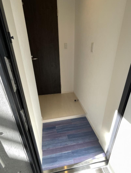 玄関　別部屋の画像を使用しております。