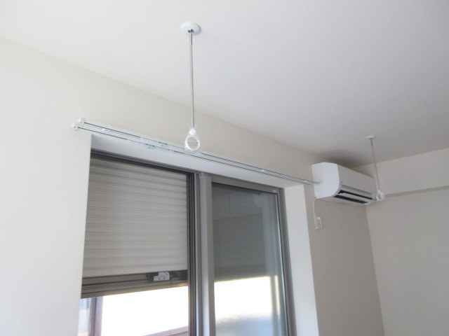 その他　防犯シャッターに室内物干しフック完備