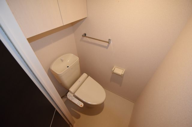 トイレ　温水洗浄便座付きのトイレです♪