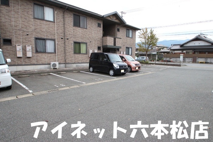 その他　駐車場もございます。
