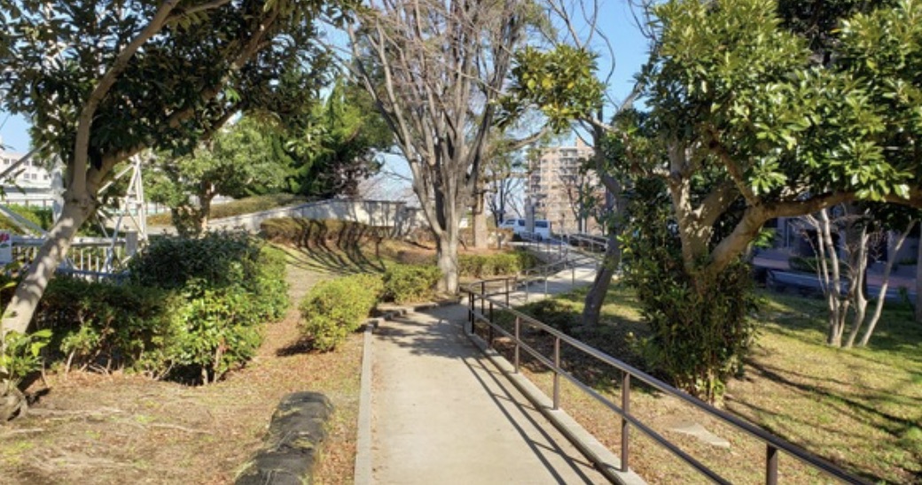 公園　新横浜駅前緑地（公園）まで784m
