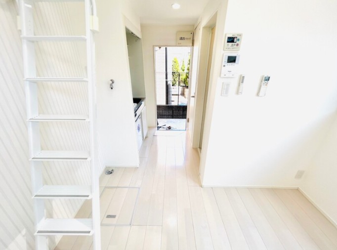 居室・リビング　天井も高く白いお部屋です！