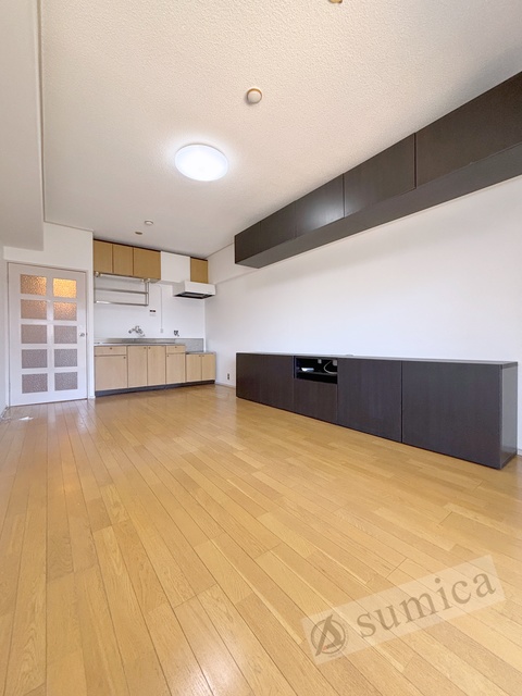 居室・リビング　内装は白を基調として建具とキッチンがグッと映えてます＾＾