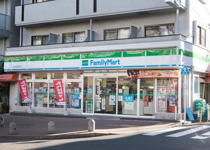 コンビニ　ファミリーマート 早稲田鶴巻町店（コンビニ）まで584m