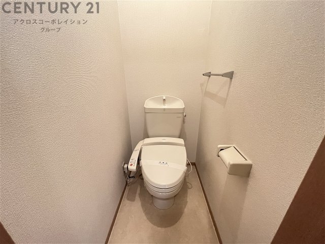 トイレ　温水洗浄便座付きのトイレです♪
