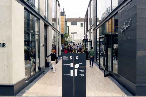ショッピングセンター　SIX　HARAJUKU　TERRACE（ショッピングセンター）まで239m