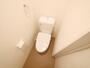 トイレ　落ち着いた色調のトイレです