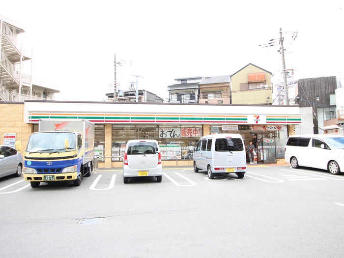 コンビニ　セブンイレブン（コンビニ）まで181m