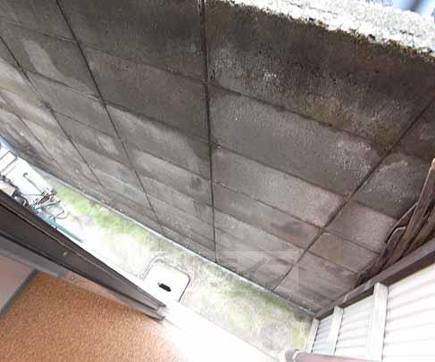 バルコニー　室外機置き場みたいな感じです