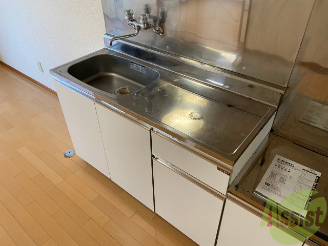 キッチン　十分な大きさのキッチンですね。２口コンロも置けます。