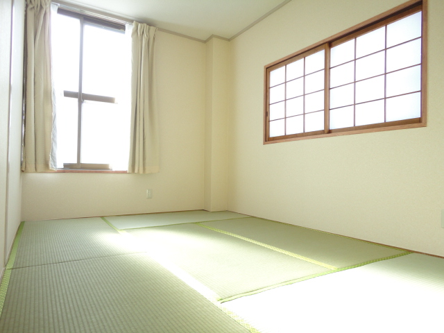 その他部屋・スペース　２面採光で明るい和室６帖！