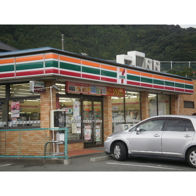 コンビニ　セブンイレブン（コンビニ）まで590m