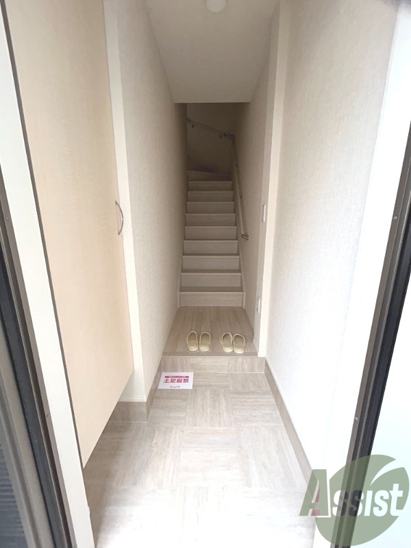 玄関　玄関からはこんな感じ。階段を上がってお部屋に入ります。