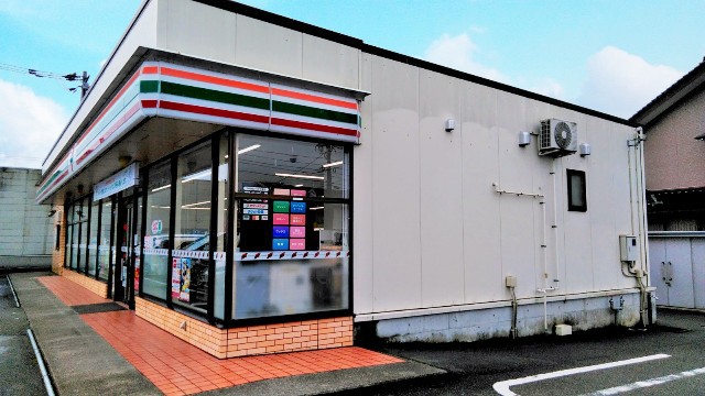 コンビニ　セブンイレブン（コンビニ）まで941m