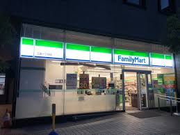 コンビニ　ファミリーマート 三田一丁目店（コンビニ）まで221m