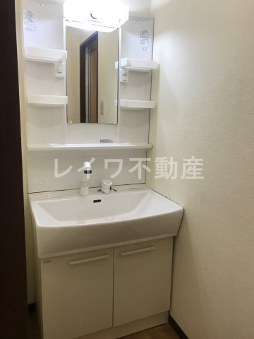 洗面設備　明るい洗面所です
