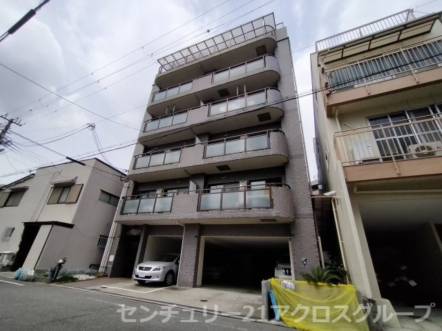 建物外観　エレベーター付きで重たい荷物も楽々♪