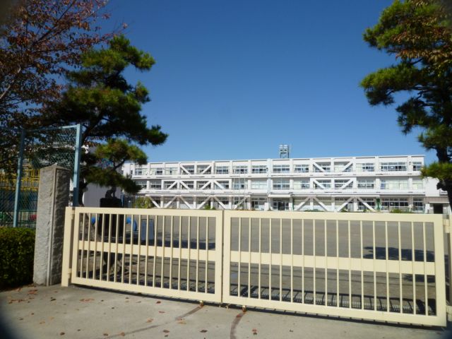 小学校　市立岩倉南小学校（小学校）まで420m