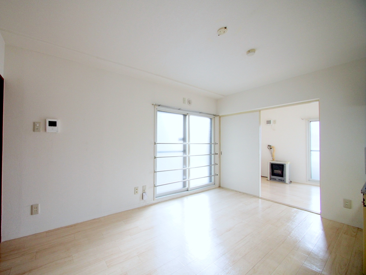 居室・リビング　白を基調とした明るいお部屋です♪