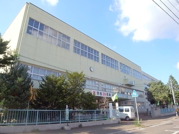 小学校　札幌市立平和通小学校（小学校）まで849m