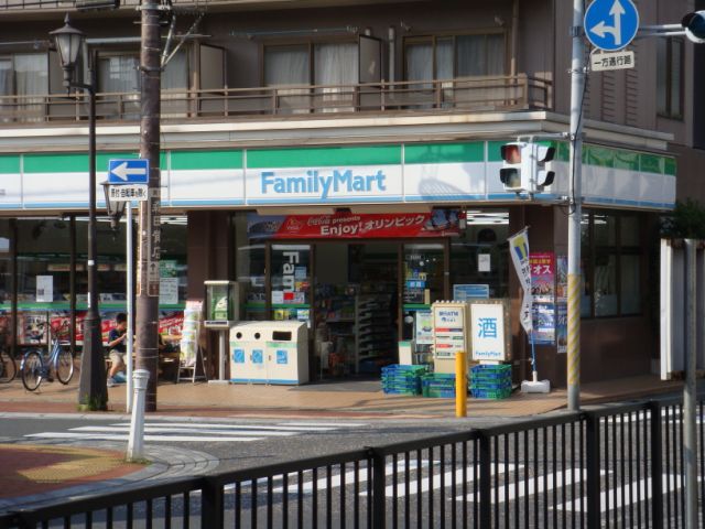 コンビニ　ファミリーマート（コンビニ）まで120m