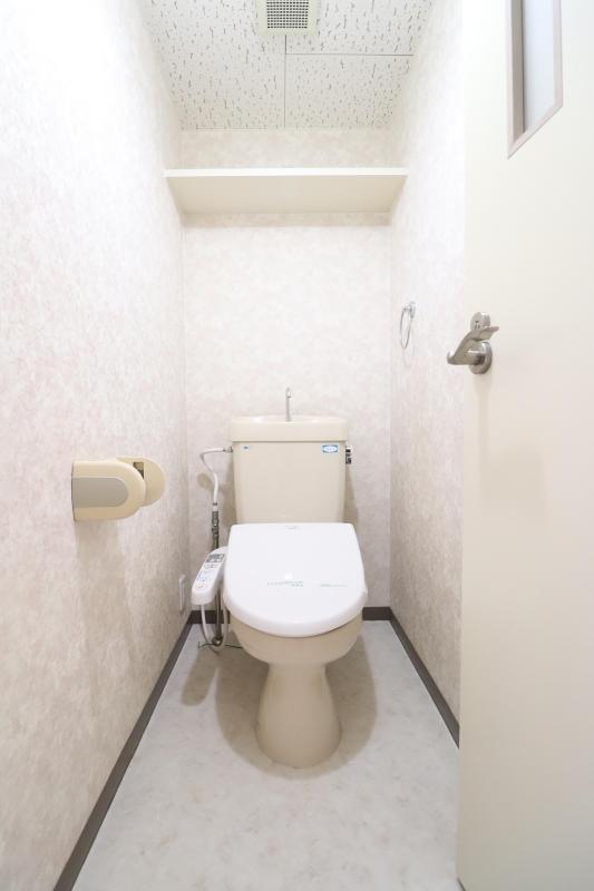 トイレ　温水洗浄暖房便座付きのトイレ
