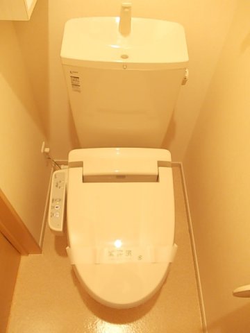 トイレ　落ち着いた色調のトイレです