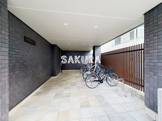 エントランス　重厚感のある建物デザイン♪