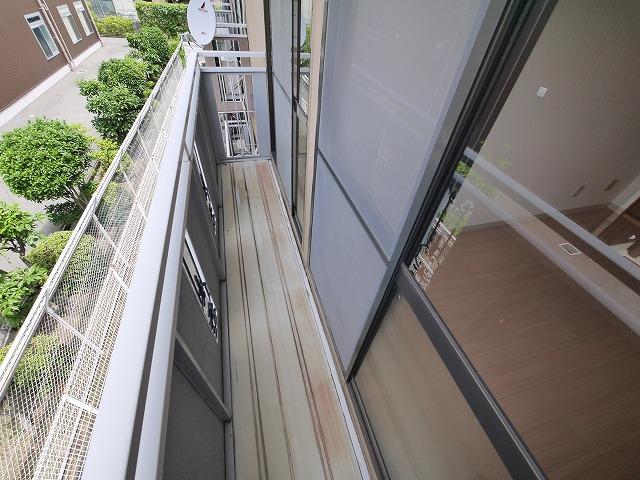 バルコニー　暖かな日差しのふりそそぐバルコニー
