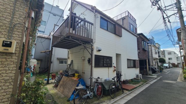 その他　道路まで出て振り返ったところ。奥の建物
