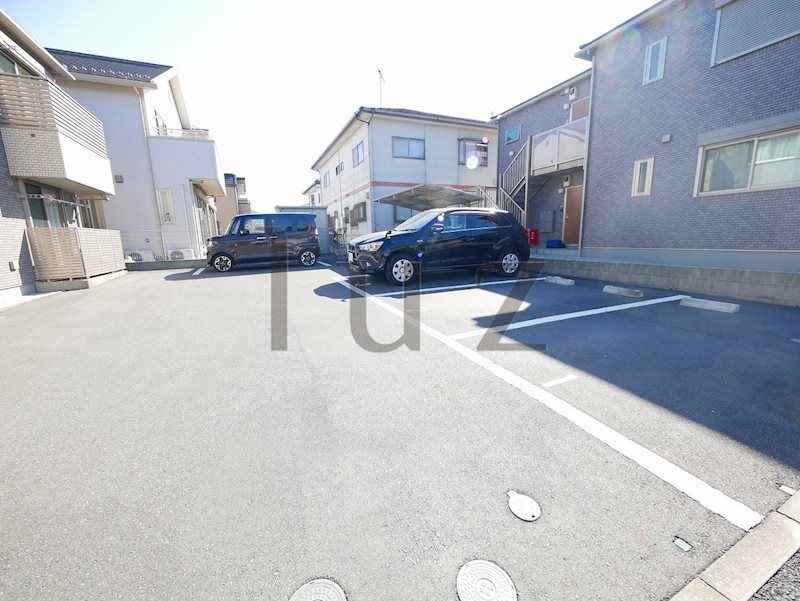 駐車場　敷地内に駐車場完備！