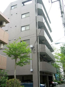 建物外観　鉄筋コンクリート造のがっちりとした建物。