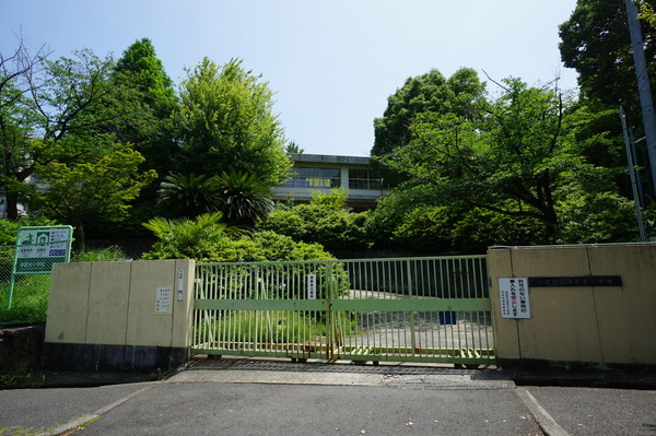 小学校　吹田市立津雲台小学校（小学校）まで615m