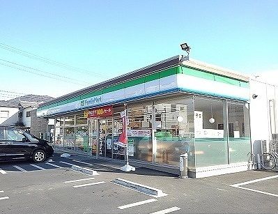 コンビニ　ファミリーマート（コンビニ）まで550m