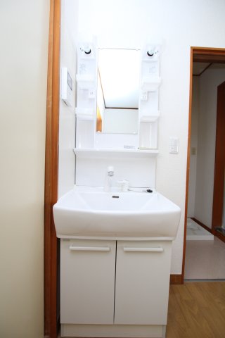 洗面設備　※同建物ほかのお部屋の写真です。
