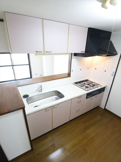キッチン　3口コンロのシステムキッチン