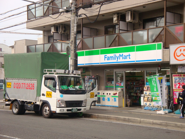 コンビニ　ファミリーマート（コンビニ）まで200m