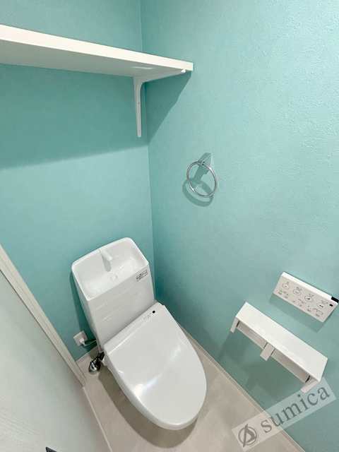 トイレ　人気アイテムの温水洗浄便座。清潔感のあるトイレです。