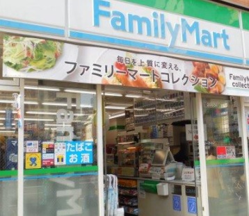 コンビニ　ファミリーマート（コンビニ）まで55m