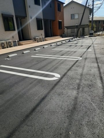 駐車場　駐車場があるので、車を買う予定の方も安心です